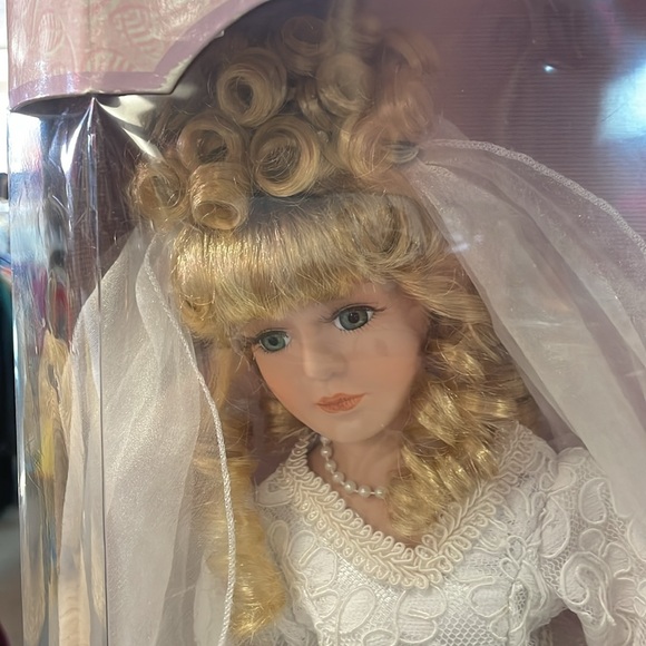 Handcrafted porcelain doll. Some wear on the box - Picture 2 of 6